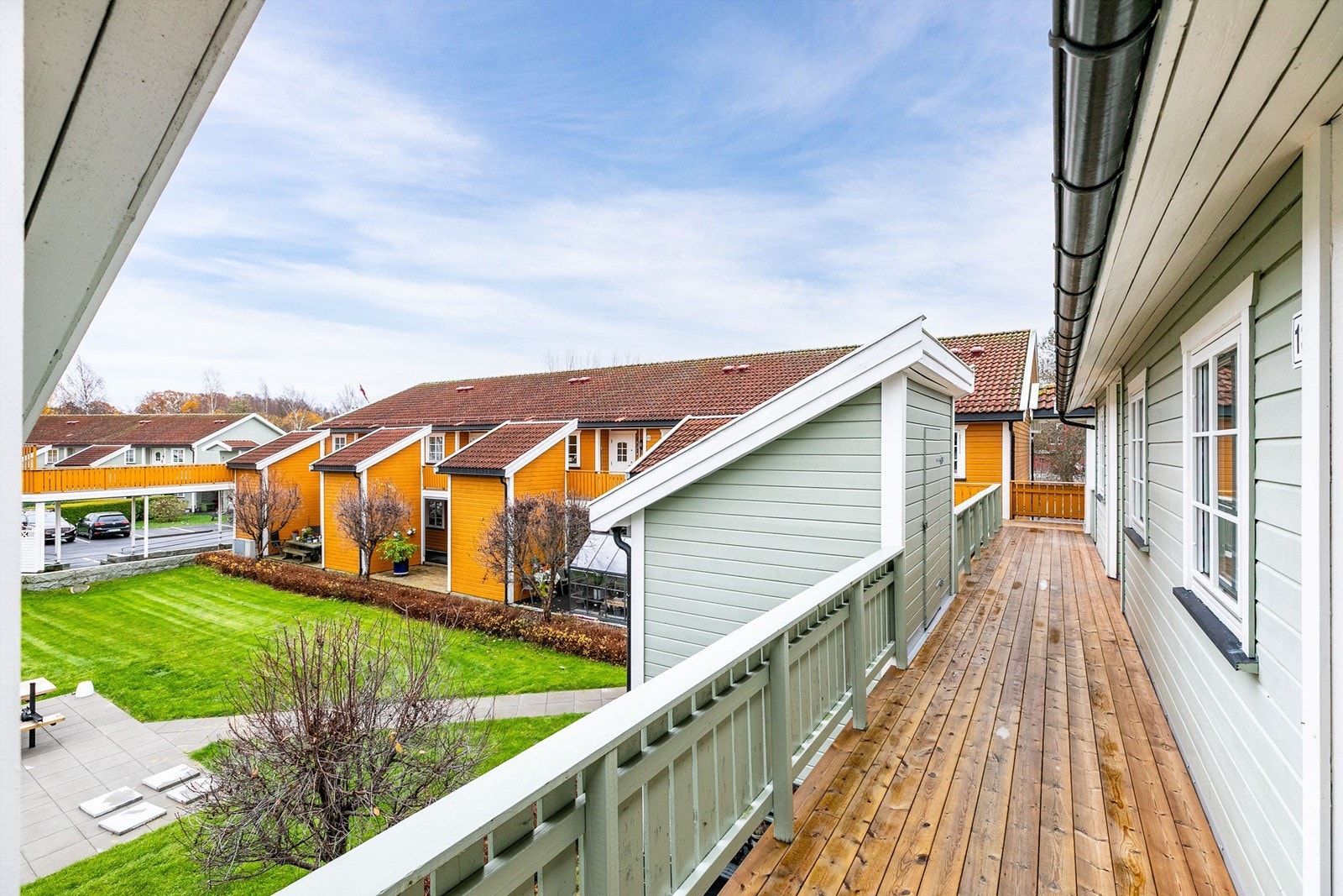 Svalgangen er tilknyttet heisbygg ved biloppstillingsområdet som sikrer enkel adkomst til andre etasje. Galleribilde