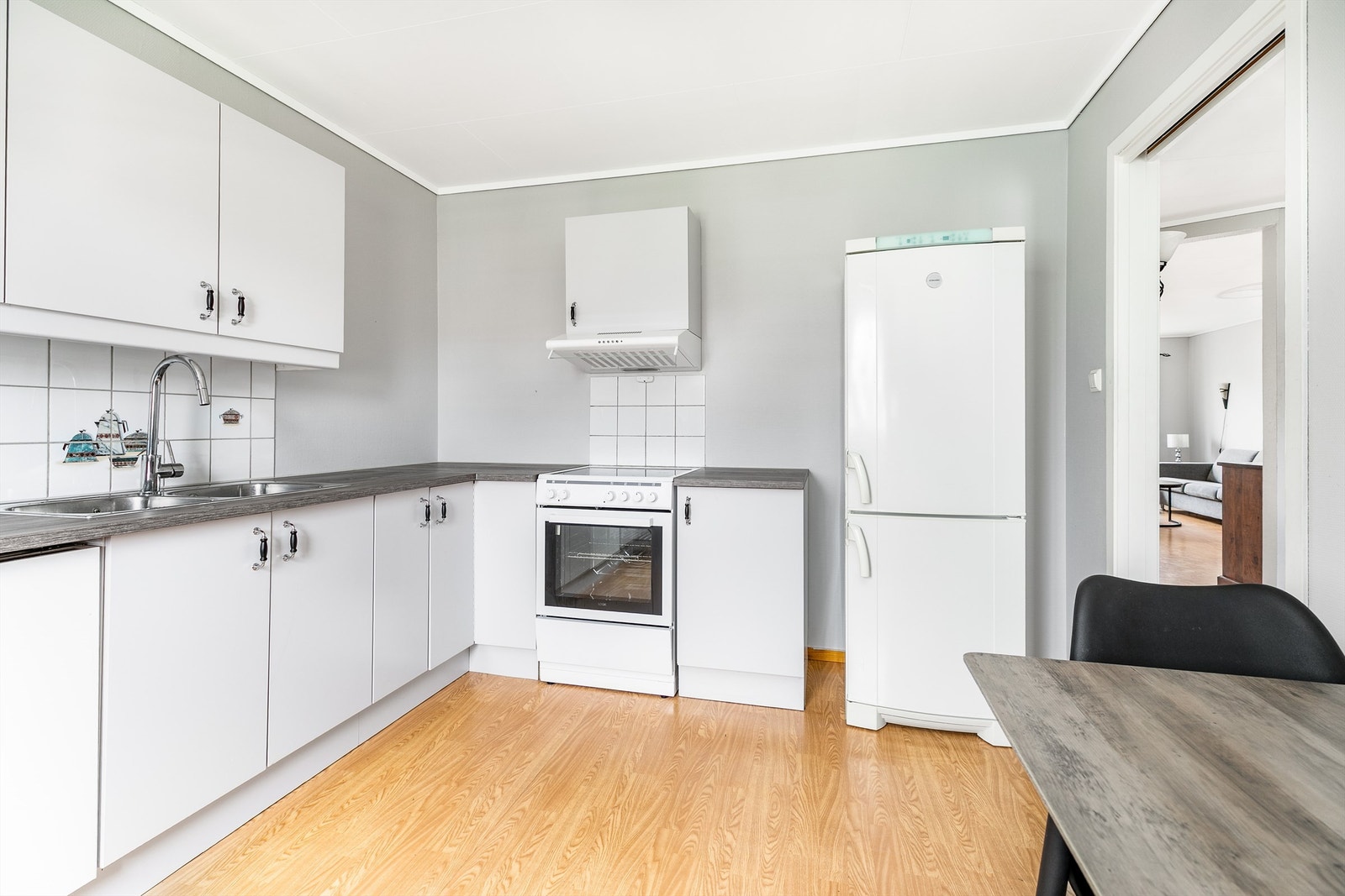 Varmtvannsbereder fra 2023 på ca. 120 liter er installert i ett av kjøkkenets benkeskap. Galleribilde