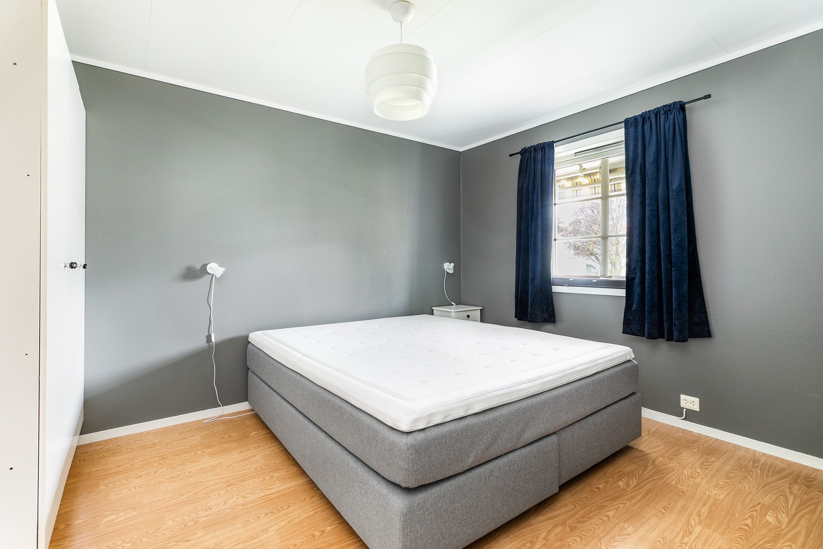 Hovedsoverommet har direkte forbindelse til badet, en løsning som i hverdagen er like bekvemmelig som praktisk. Galleribilde