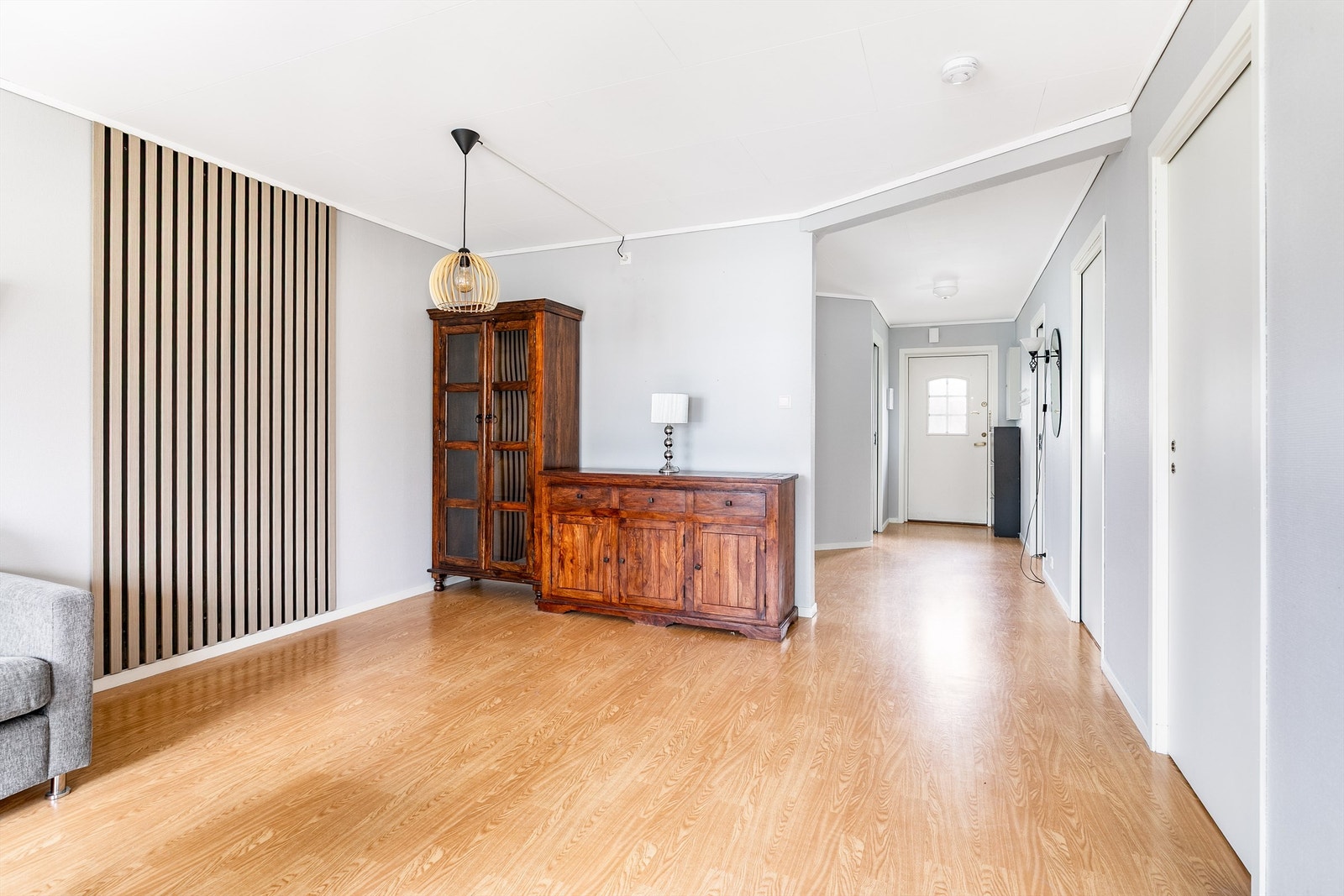 Gulvene er i alle rom utenom badet av laminat, lagt gjennomgående og terskelfritt. Galleribilde