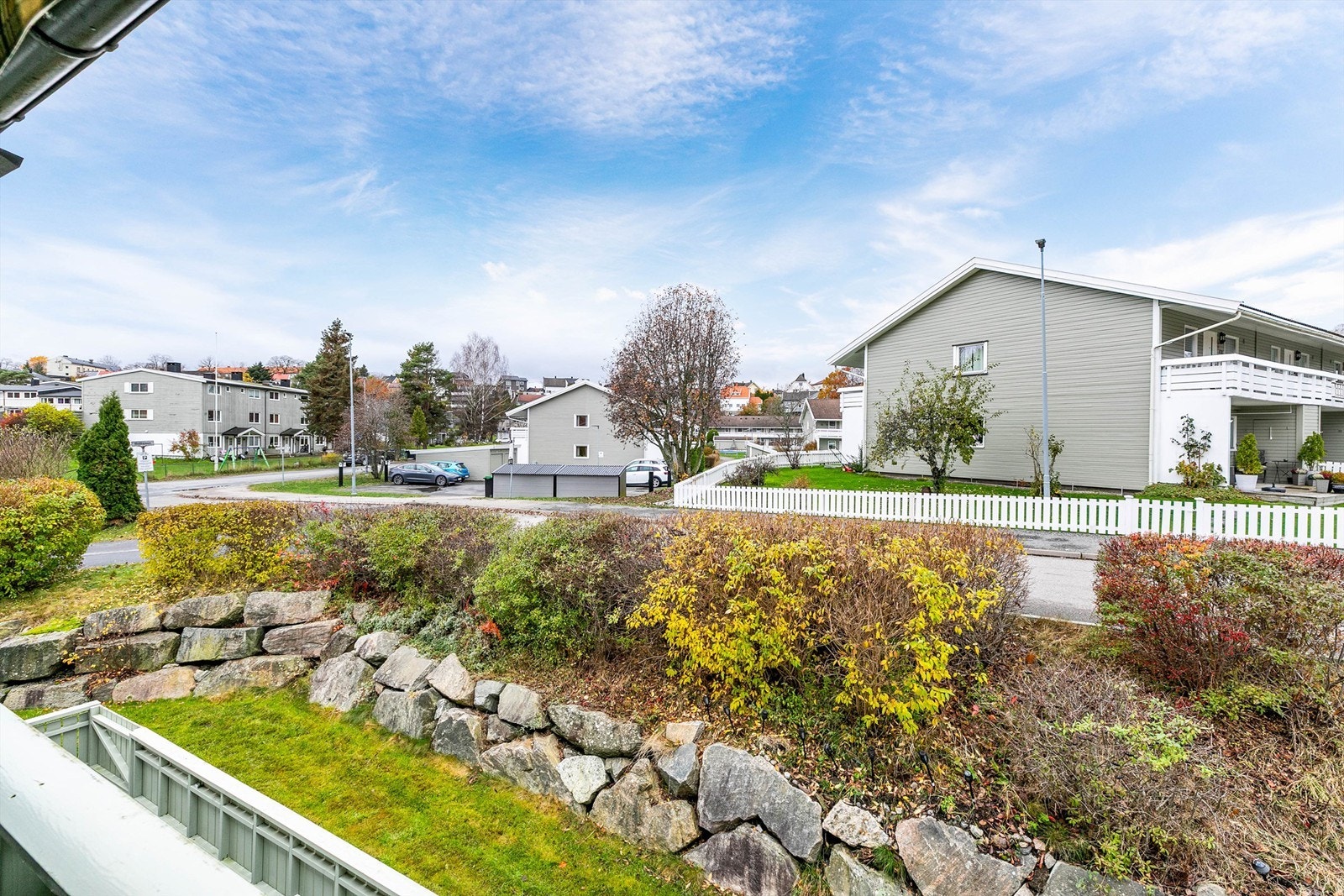 Utsyn fra verandaen til det stille og tilbaketrukne nærmiljøet nord på Ørejordet. Galleribilde
