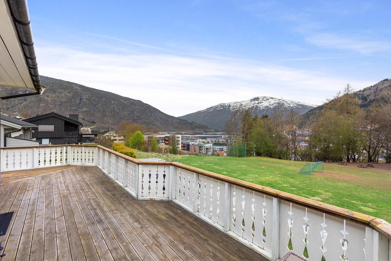 Frå stova har ein utgang til ein 50 kvm veranda med flott utsikt over Sogndalsfjøra. Galleribilde