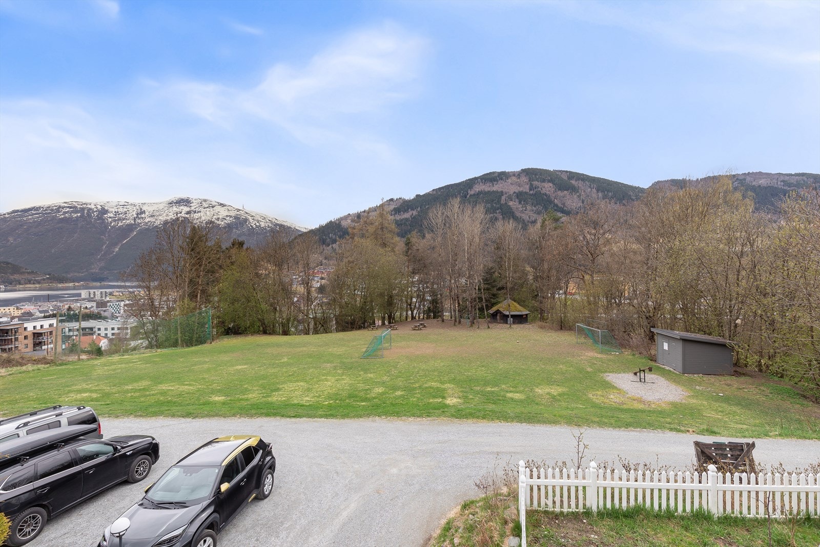 Framfor bustaden har ein ei offentleg fotballbane og leikeplass. Galleribilde