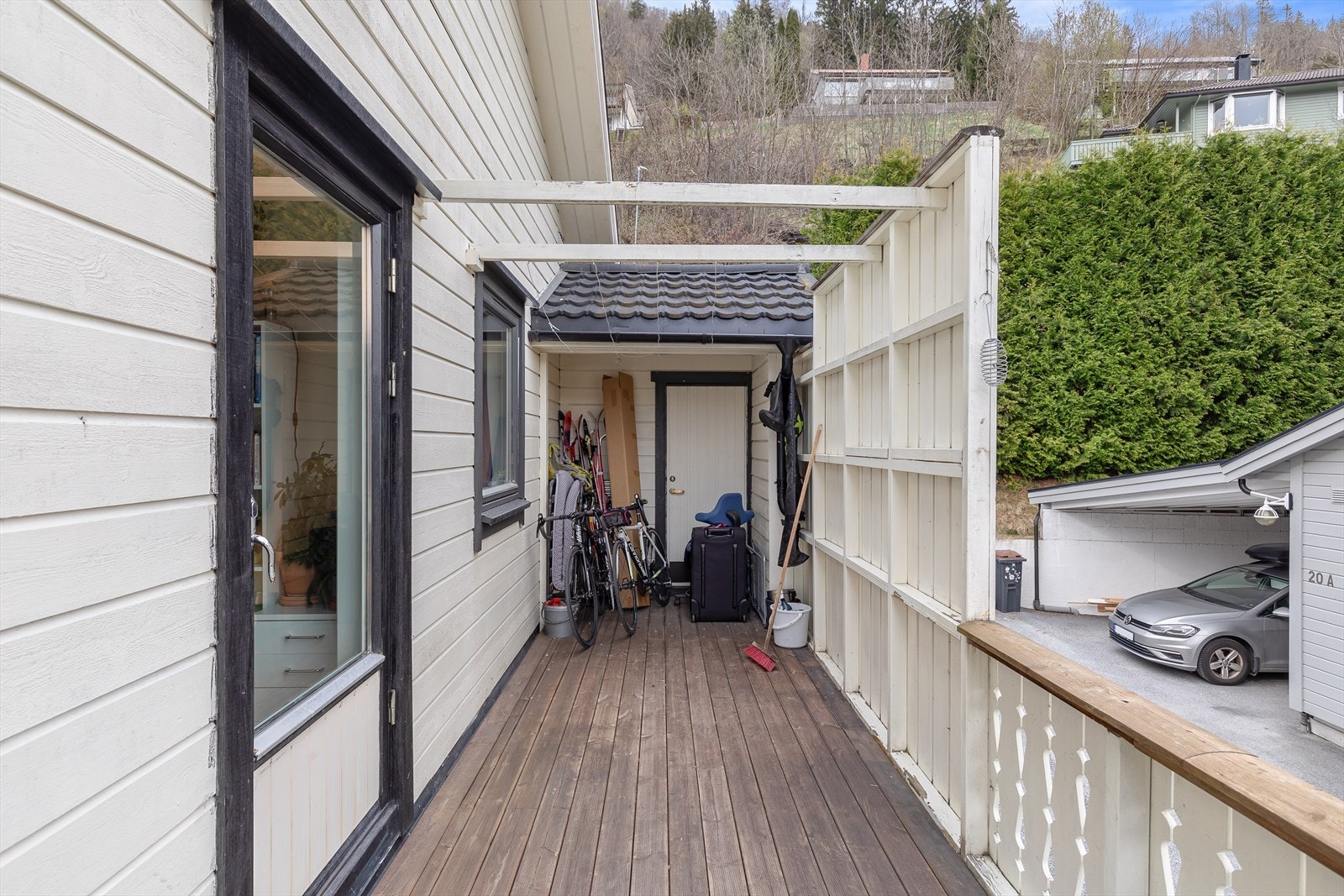 Frå verandaen har ein også tilgang til ein bod på ca.2 kvm. Galleribilde