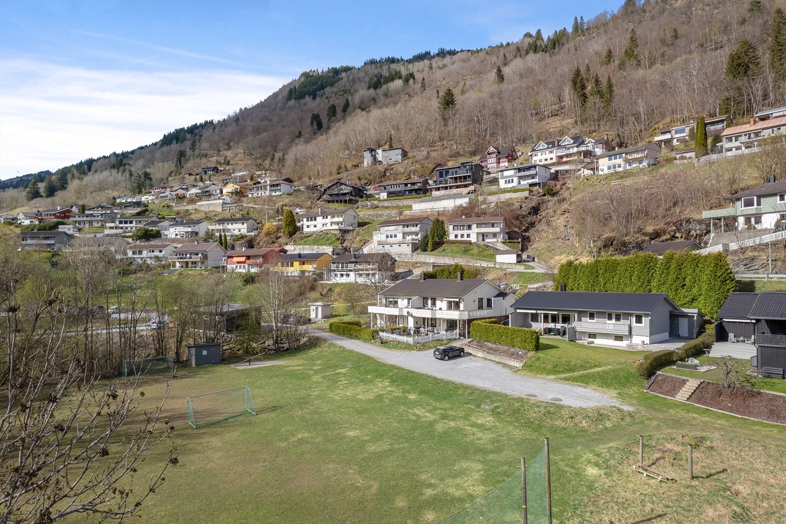 I Rutlinslid bur du i eit roleg og sentralt bustadfelt med gåavstand til "alle" servicetilbod og skular. Galleribilde