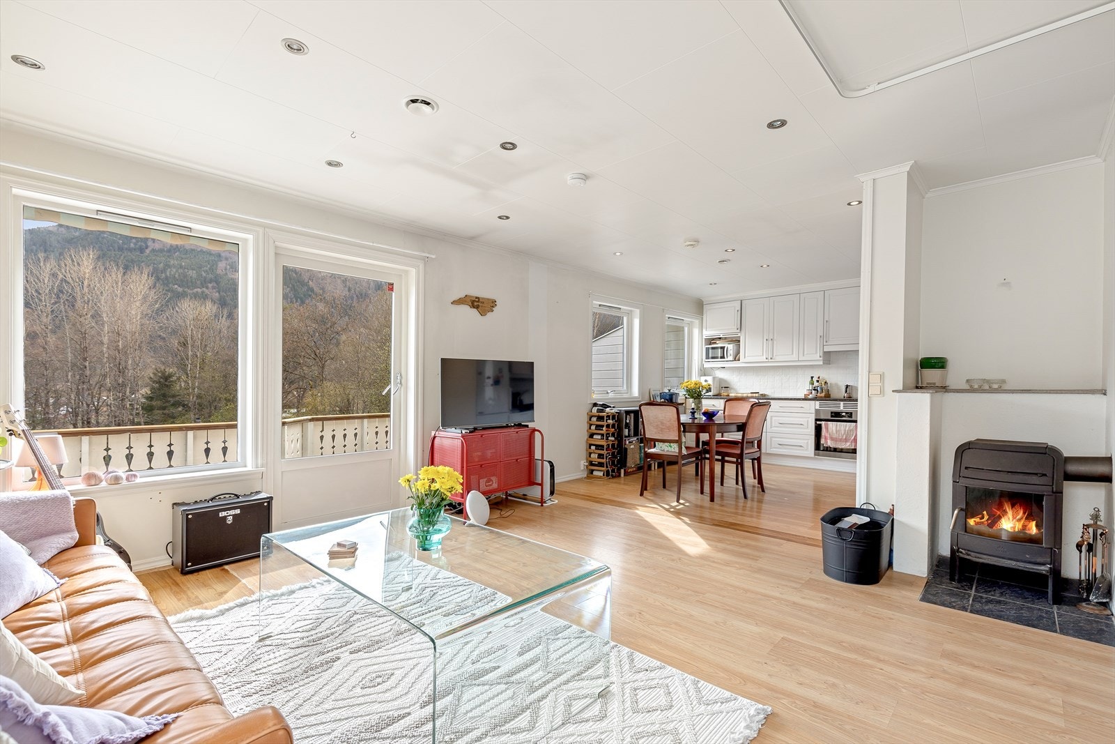 Åpen stove/kjøkkenløysing. Her har du gode vindaugsflater som sikrar godt lysinnslepp. Galleribilde