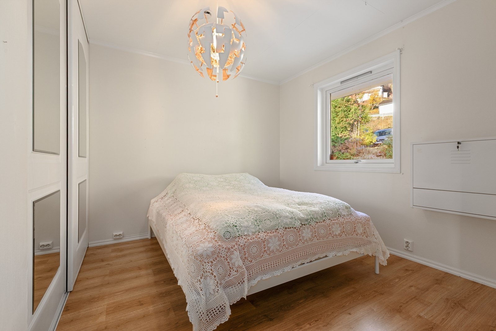 Hovudsoverommet er av god storleik med skyvedørsgarderobe. Galleribilde