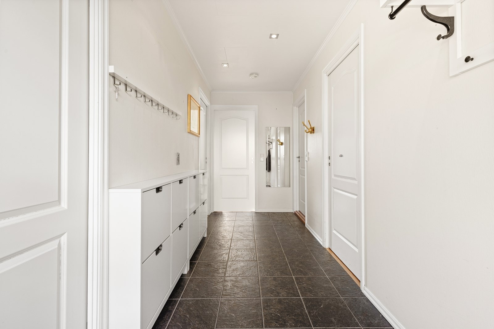 Inn kjem du til ein romsleg gang, med moglegheitar for å henge frå deg klede og setje frå deg sko. Galleribilde