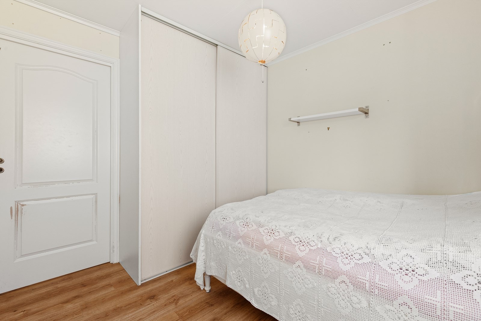 Her har ein også skyvedørsgarderobe. Galleribilde