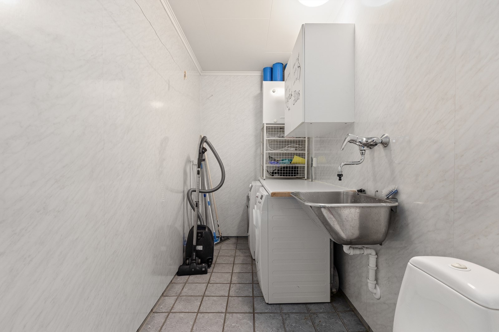 Vaskerommet har gode oppbevaringsmoglegheiter, og inneheld toalett og vask, samt plass til både vaskemaskin og tørketrommel Galleribilde