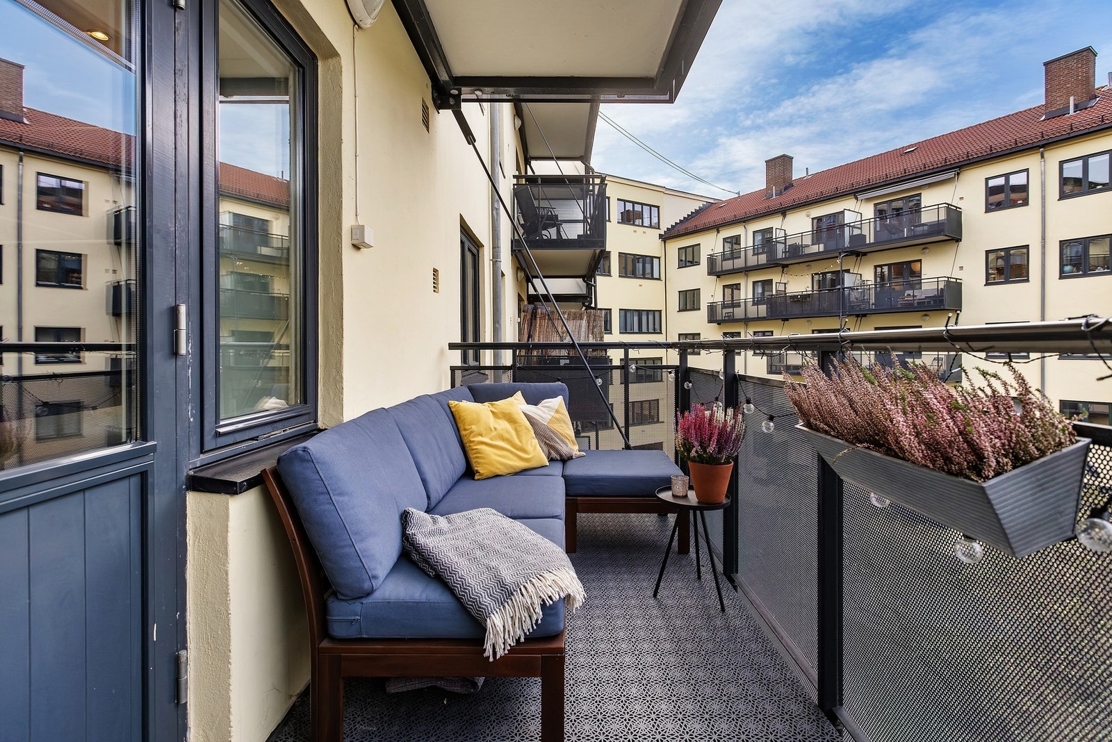 Praktisk og slitesterkt balkongdekke og rekkverk i metall gir et tidløst uttrykk. Galleribilde