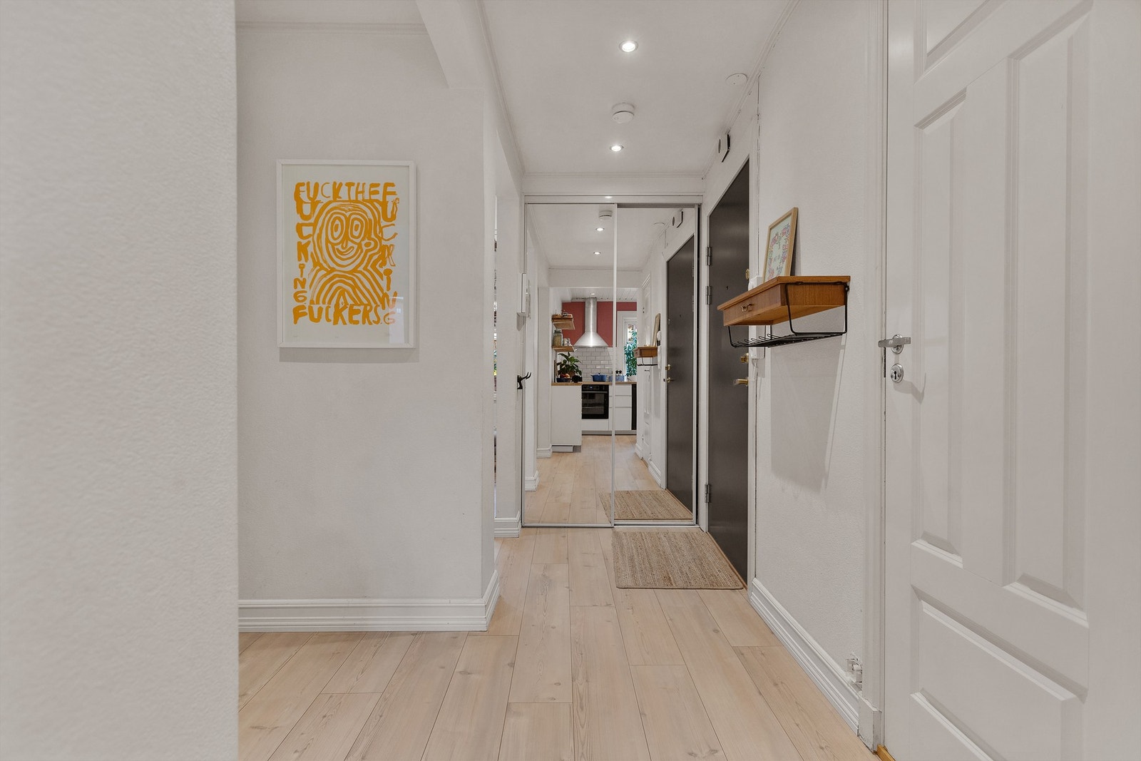 Leiligheten ønsker deg velkommen med en praktisk entré som umiddelbart gir et godt førsteinntrykk. Galleribilde