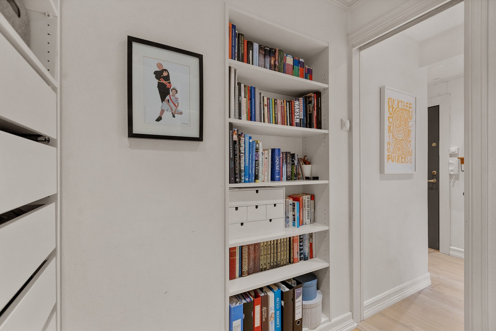 I det tilstøtende omkledningsrommet er det ytterligere oppbevaringsplass med skuffer og hyller. Galleribilde