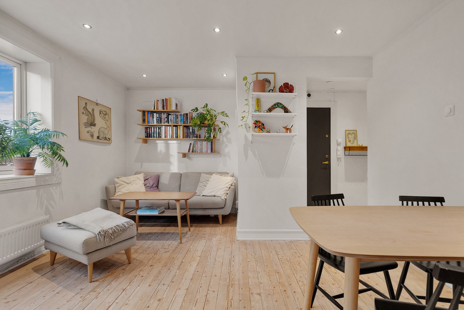 Stuen byr på en god atmosfære med naturlig lys og en behagelig takhøyde. Galleribilde