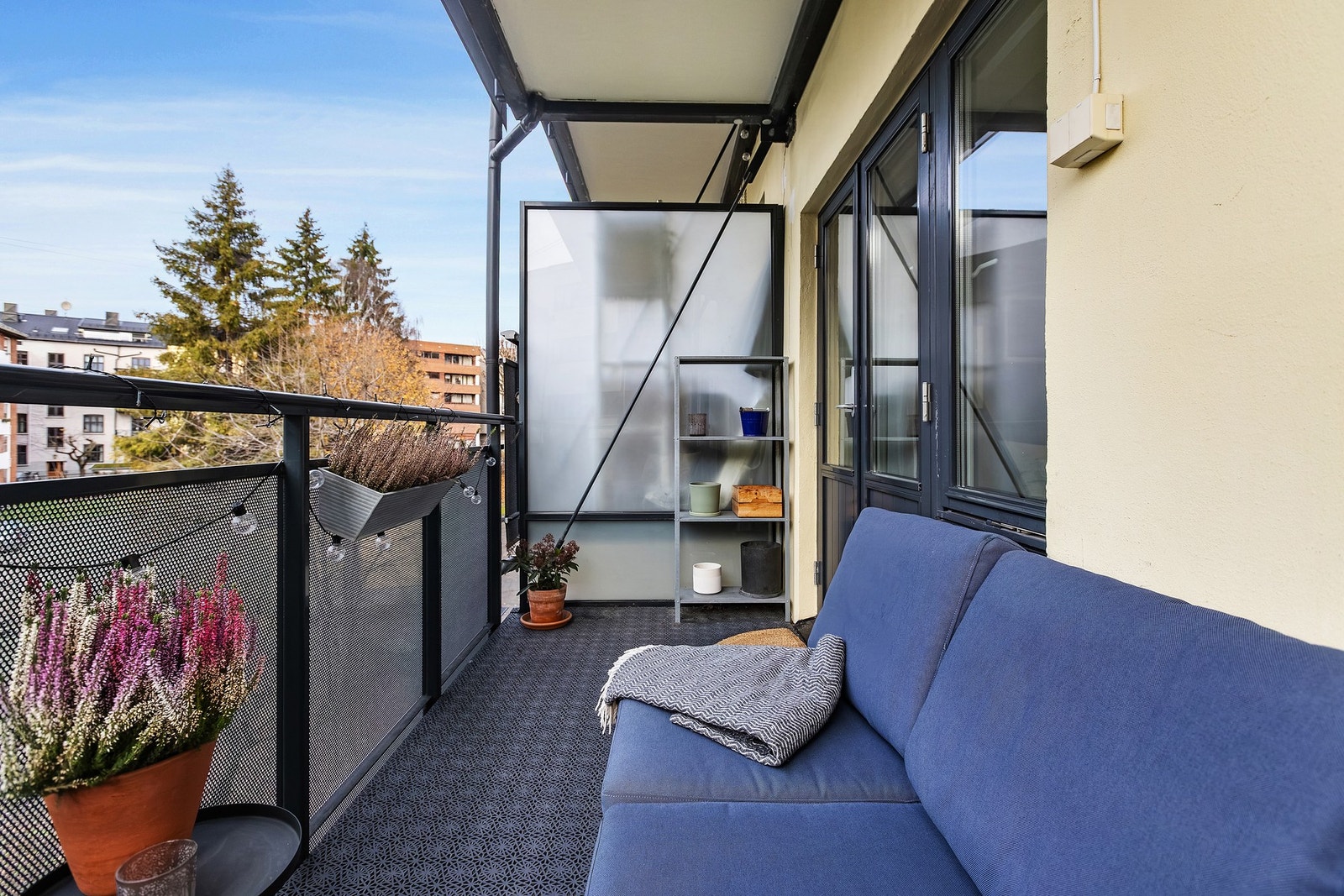 Den ca. 6 kvm store, vestvendte balkongen gir et hyggelig uterom med plass til sittegruppe, blomsterkasser og dekorasjon. De vestvendte solforholdene gir nydelig ettermiddags- og kveldssol. Galleribilde