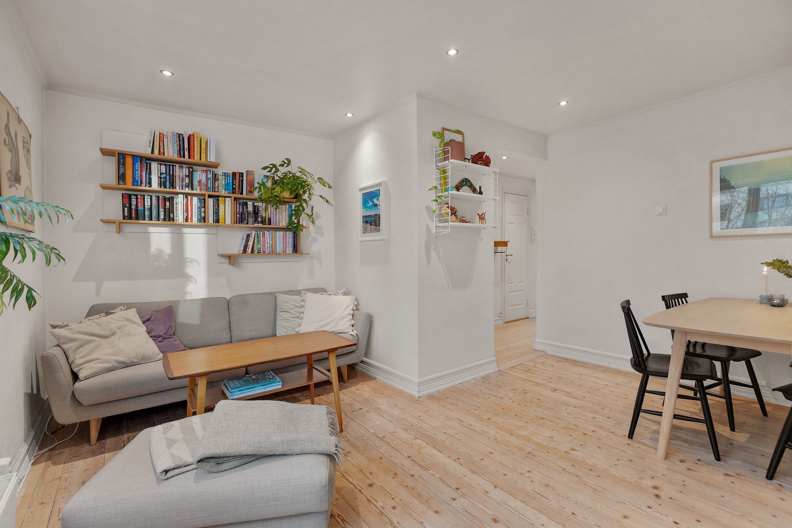 Rommet har fine originale gulvbord som gir varme til interiøret. Galleribilde