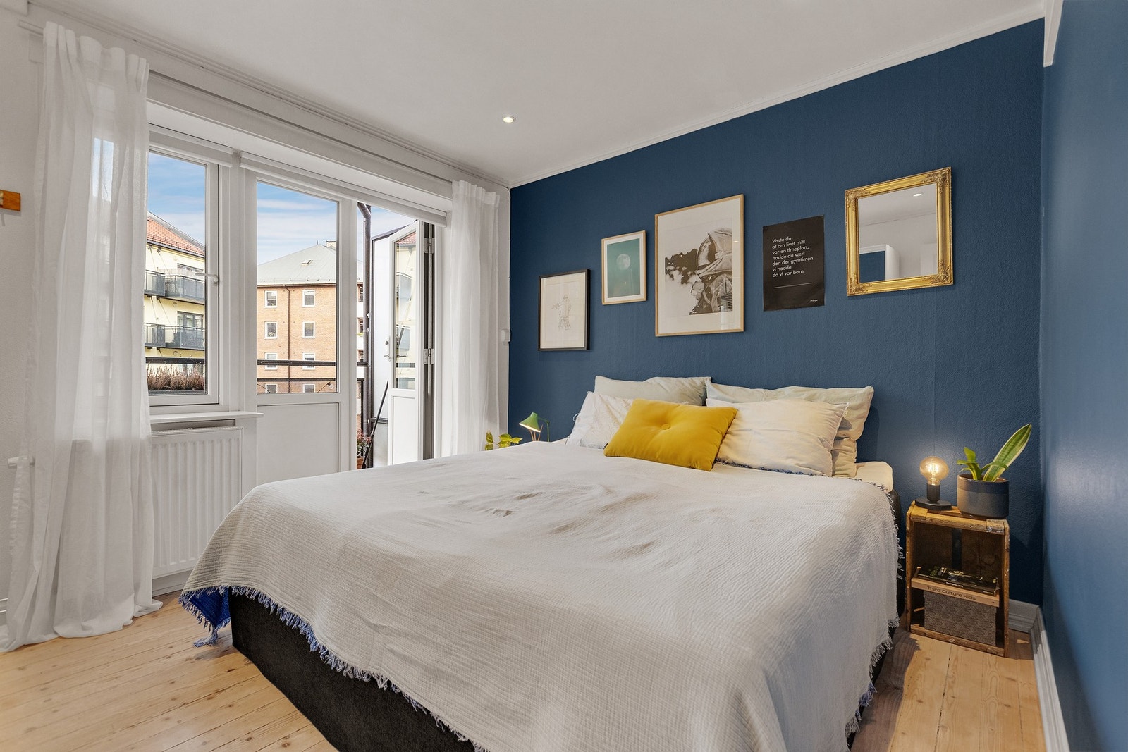 Soverommet er en fredelig sone og har god plass til både dobbeltseng og nattbord. Galleribilde