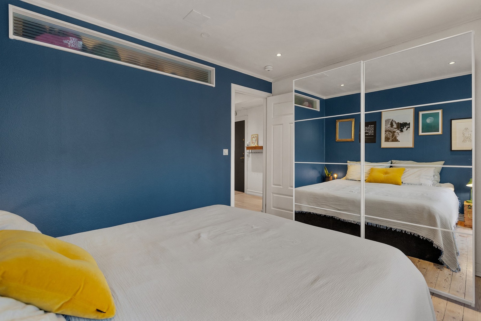 Stor skyvedørsgarderobe med speilfronter. Galleribilde