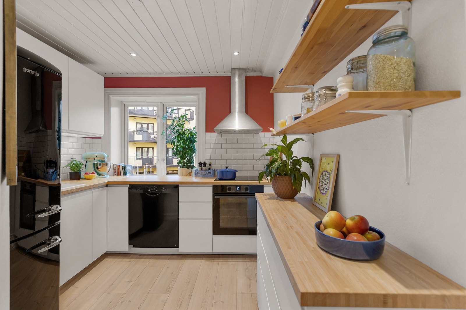 Kjøkkenet er fra 2019 og er utstyrt med glatte fronter, heltre benkeplate og fliser over benken - en tidløs kombinasjon som passer mange stiler. Galleribilde