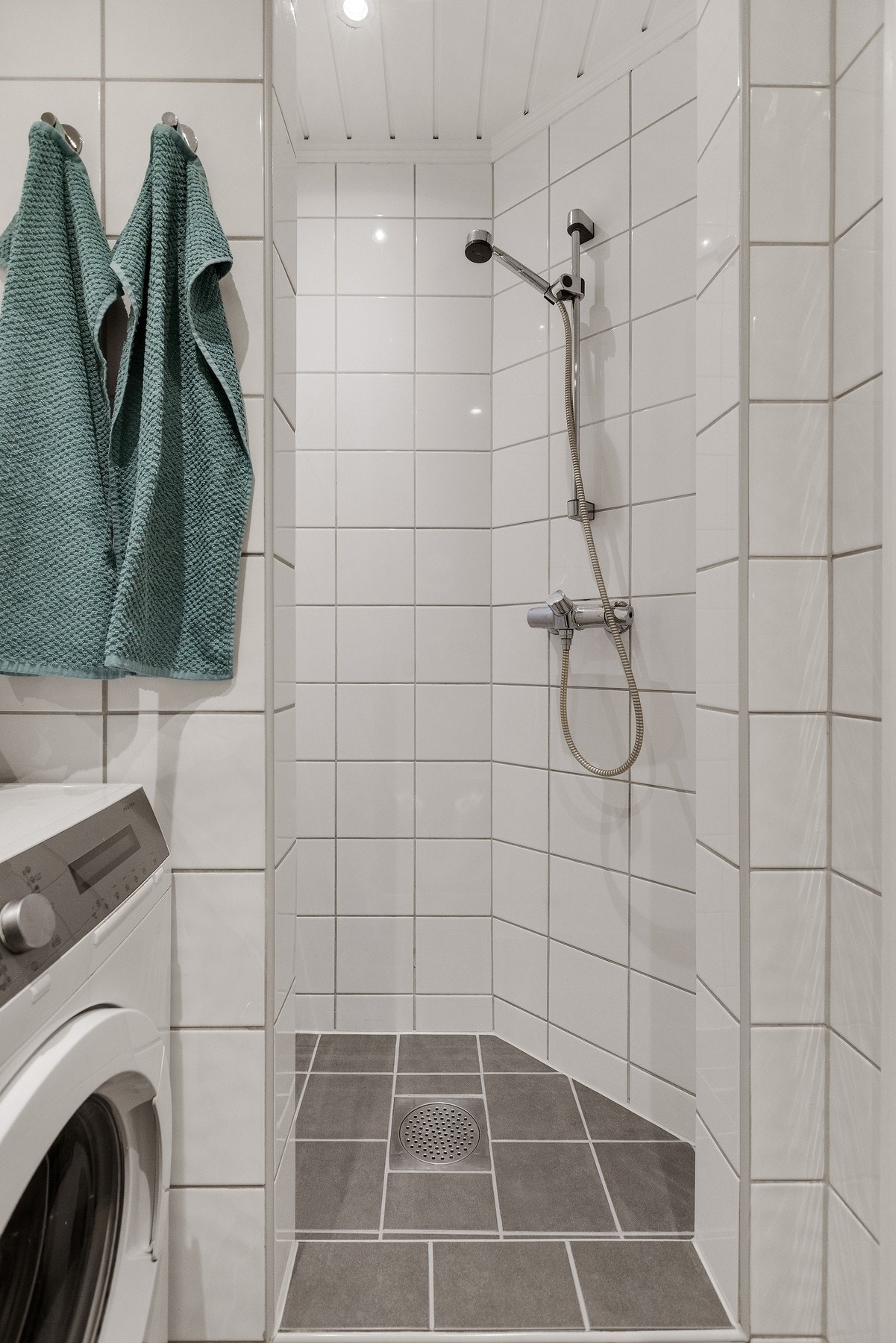 Romslig og flislagt dusjsone. Galleribilde