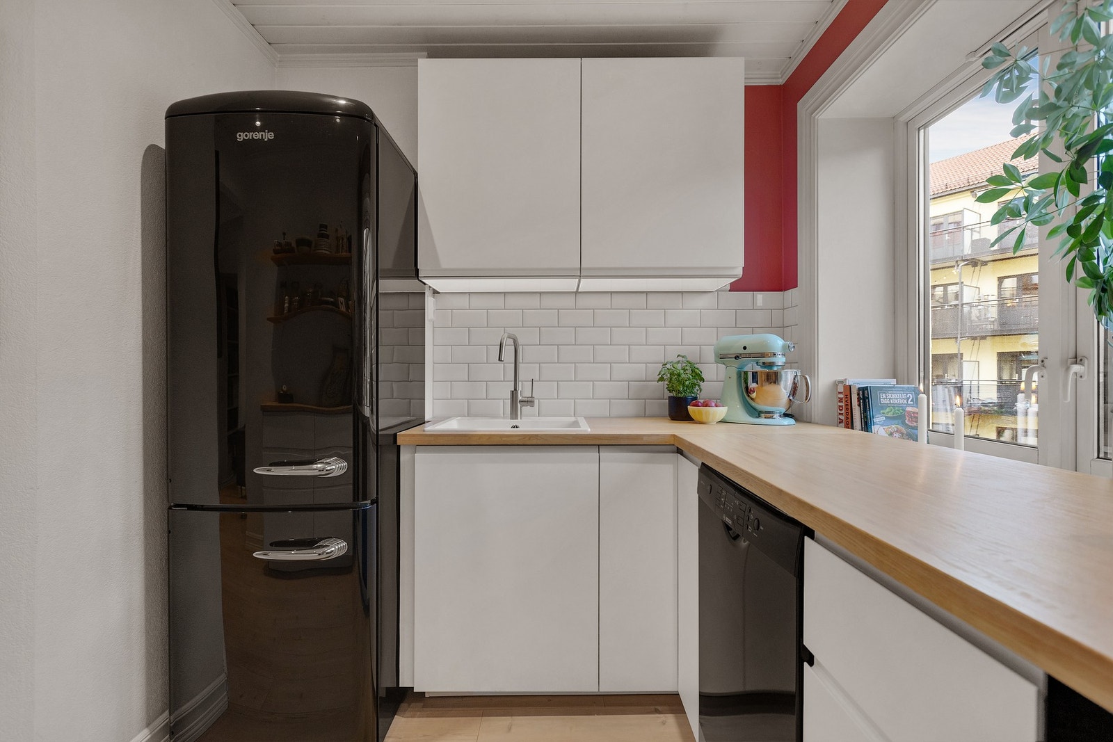 Her finner du også integrert stekeovn og keramisk topp, samt plass til frittstående kjøle-/fryseskap og oppvaskmaskin. Galleribilde