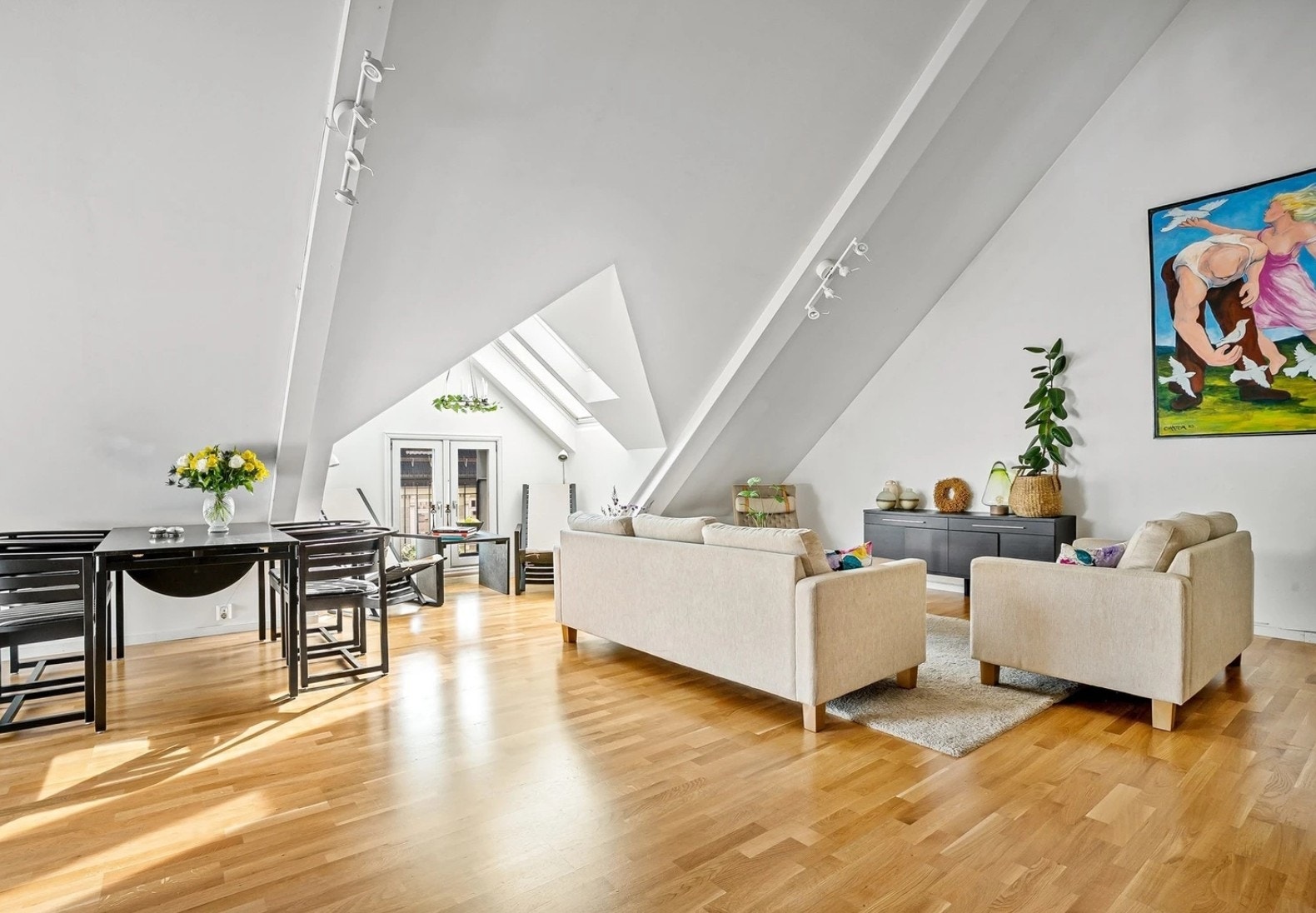 Stue med "karnap" og takvinduer. Galleribilde