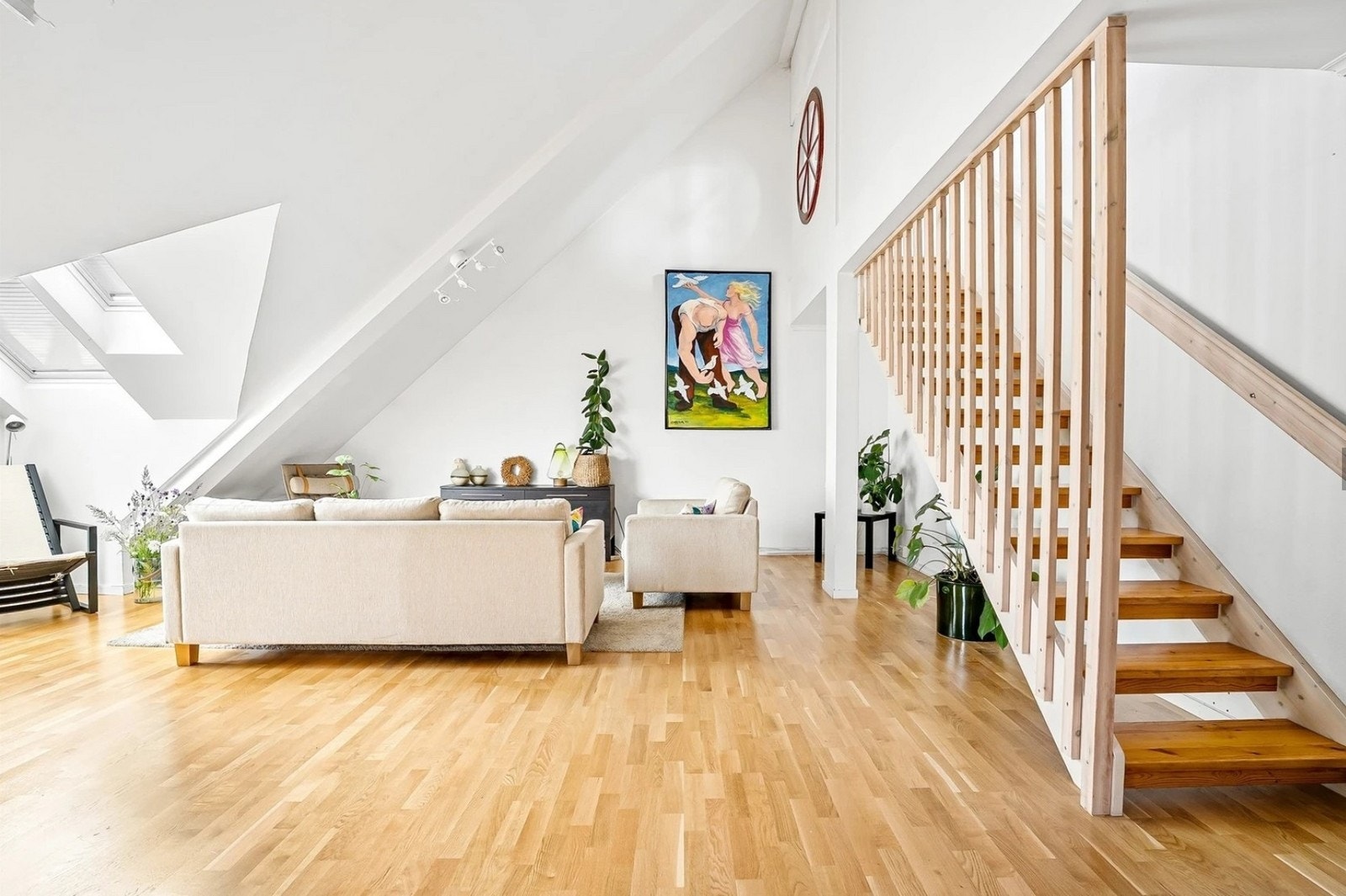 Romslig stue med god takhøyde og mye naturlig lys. Galleribilde