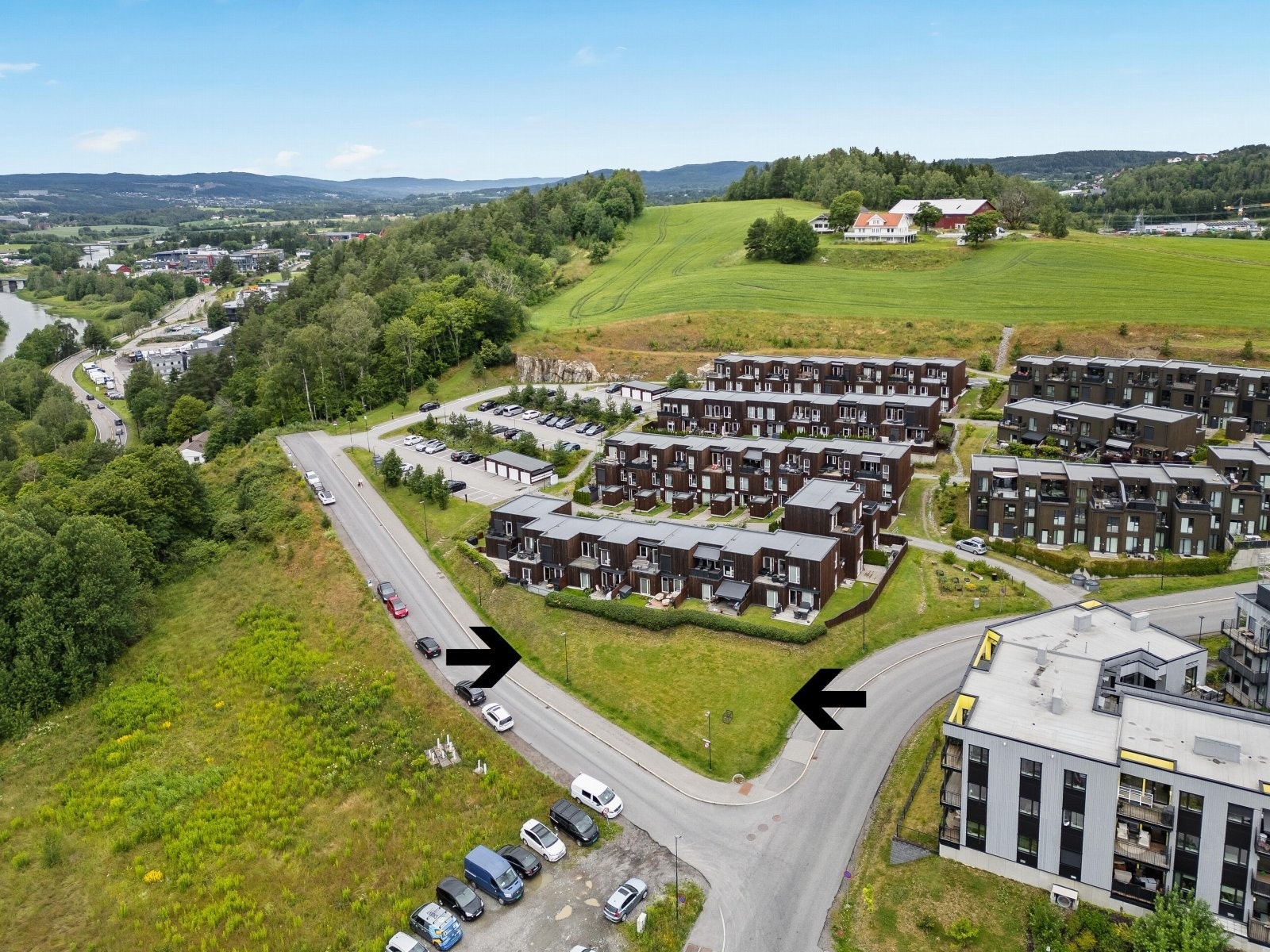 Tomten ligger godt til med gode adkomstmuligheter og god tilgang til fjernvarme, strøm, vann og avløp. Galleribilde