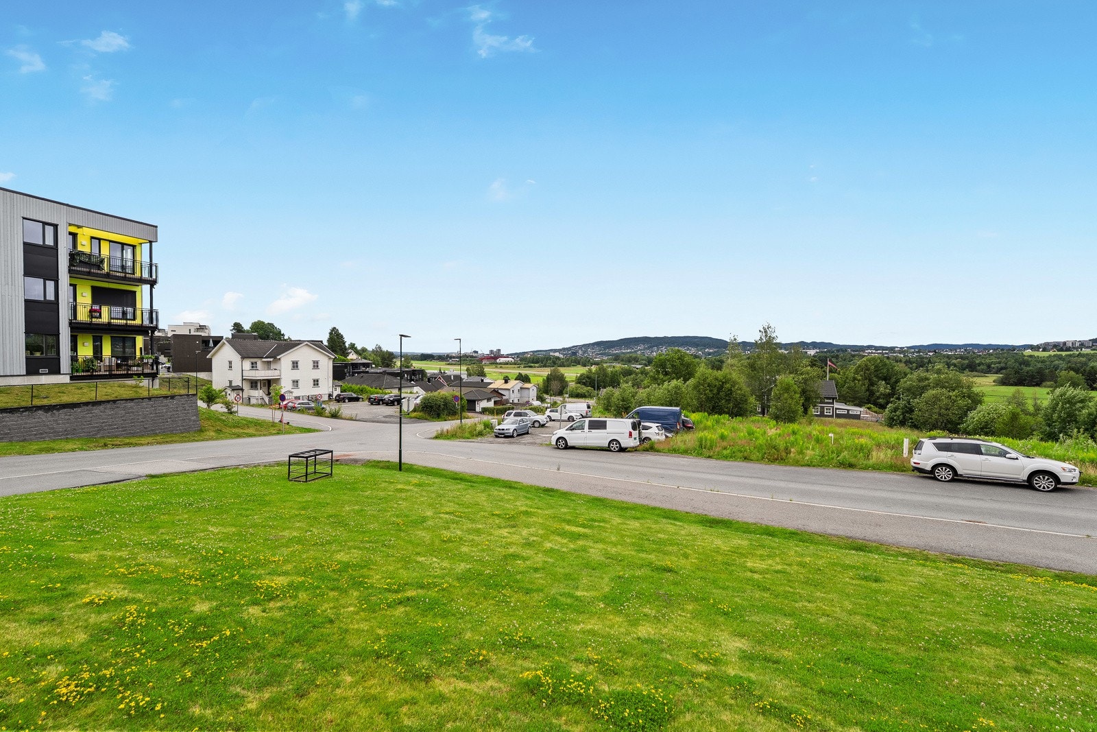 Det er god tilgang og nærhet til skoler, barnehager, kultur- og idrettsmuligheter. I tillegg er det kort vei til kollektiv. Galleribilde