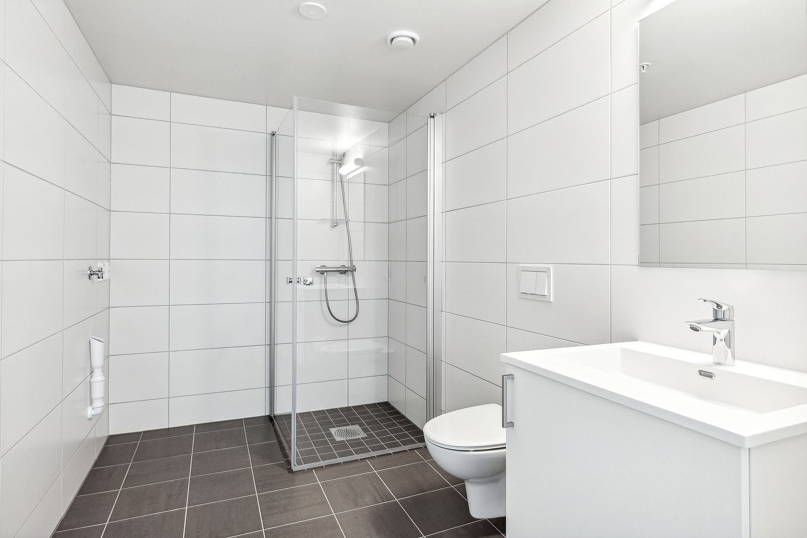 Boligen har et stort bad. I tillegg til gjestetoalett. Galleribilde