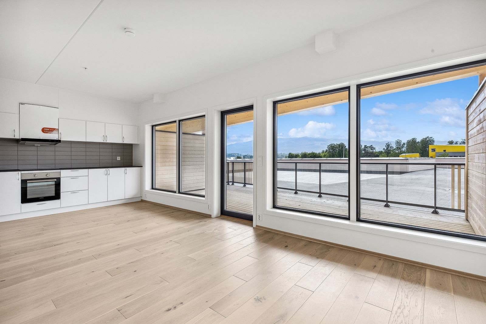 Stue og kjøkken i åpen løsning med utgang til terassen. Tv og internett via fiber. Galleribilde