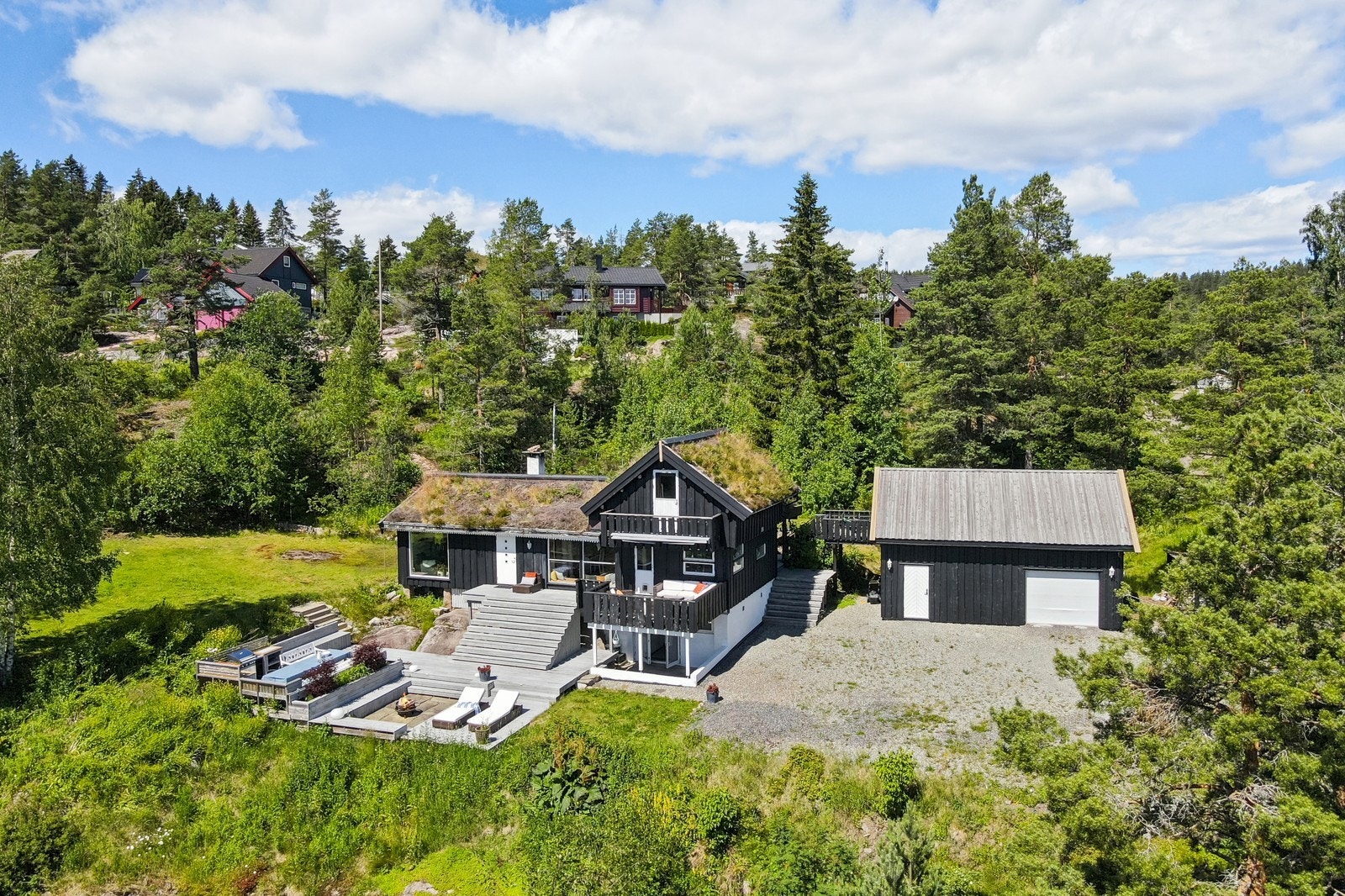 Stor garasje med 2 disponible rom i 2. etasje Galleribilde