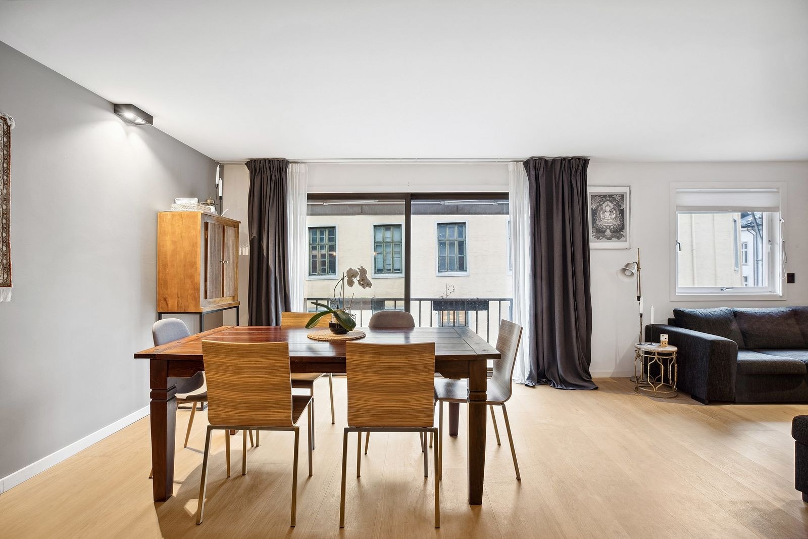 Vindusflatene strekker seg fra gulv til himling som gir godt med lysinnslipp i boligen. Galleribilde