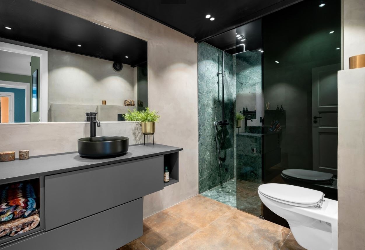 Lekkert baderom som er både moderne, praktisk og romslig. Galleribilde