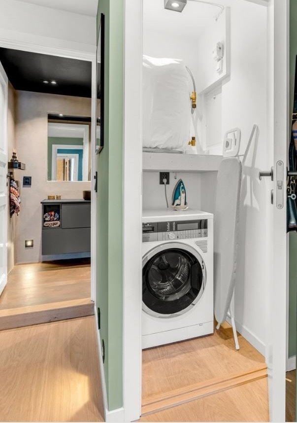 Teknisk bod. Rommet består av en varmtvannsbereder på 110 liter fra 2020 og opplegg for vaskemaskin. Galleribilde