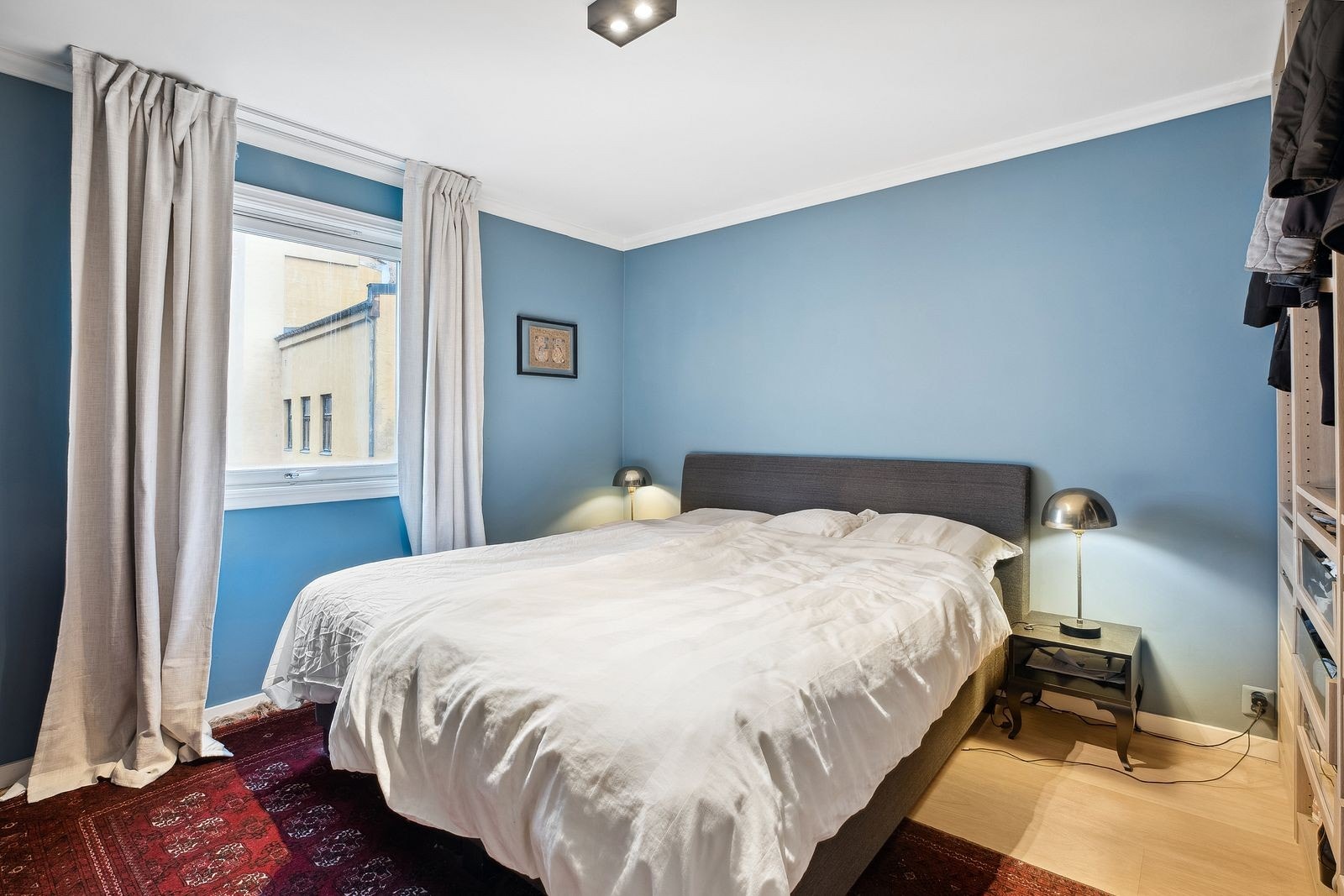 Soverom 1 - Hovedsoverommet er romslig og med god plass til dobbeltseng, nattbord og garderobeskap. Galleribilde