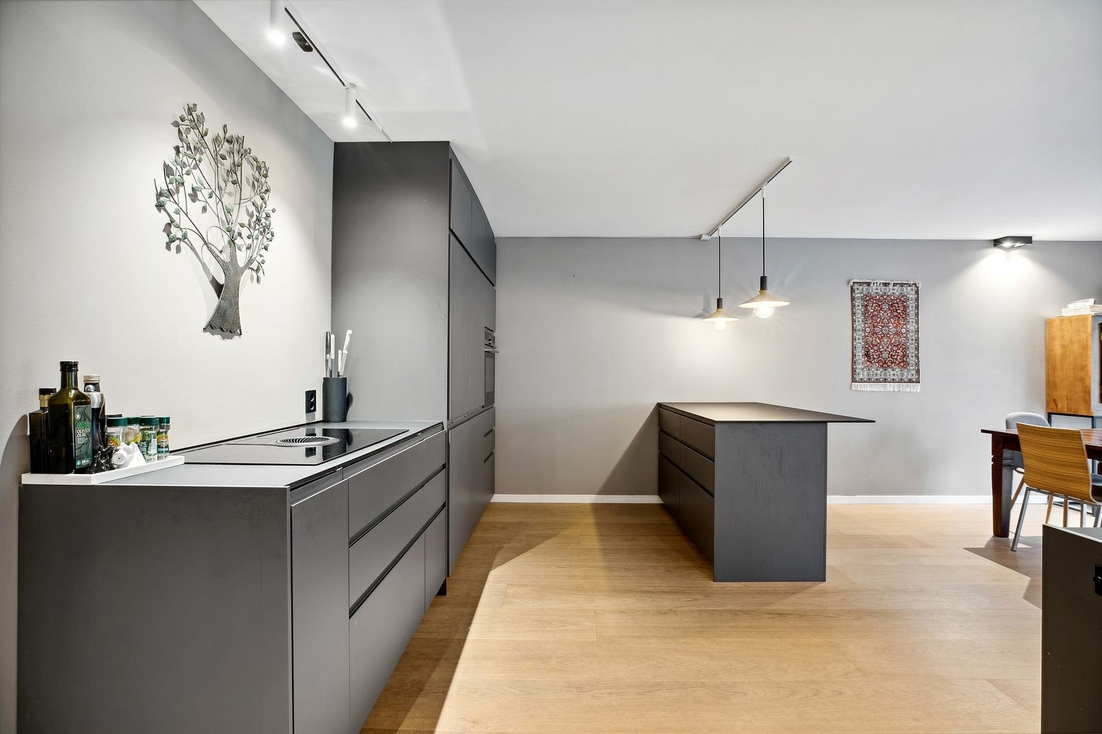 Kjøkkenet har en åpen løsning mot stue med en stilren innredning fra Ikea. Hvitevarer følger med. Galleribilde