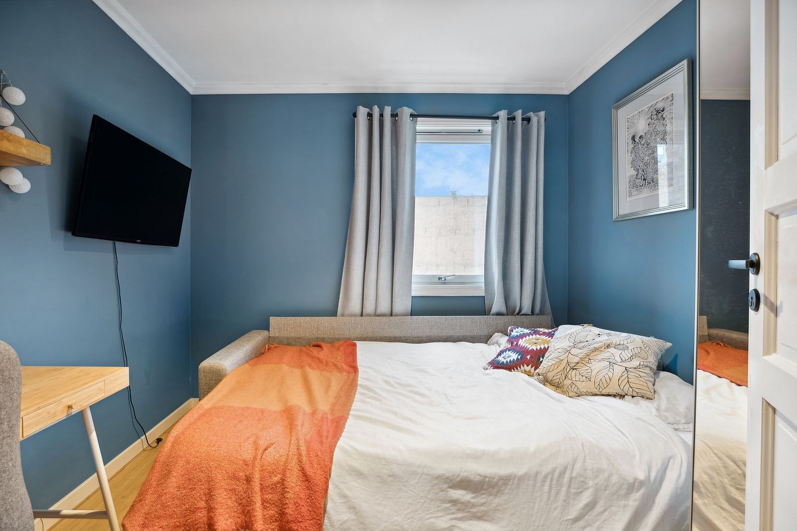 Soverom 2 - Begge soverom vender mot rolig bakgård. Galleribilde