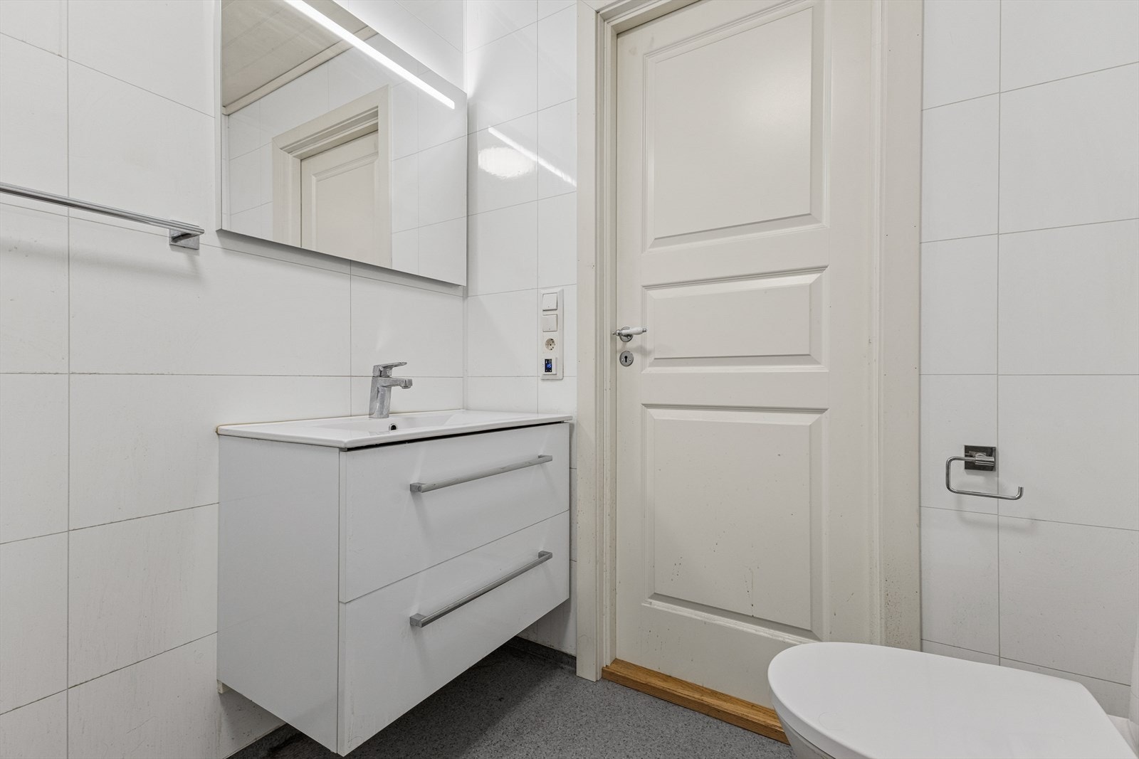 Baderom med våtromsplater på vegger og belegg på gulvet. Galleribilde