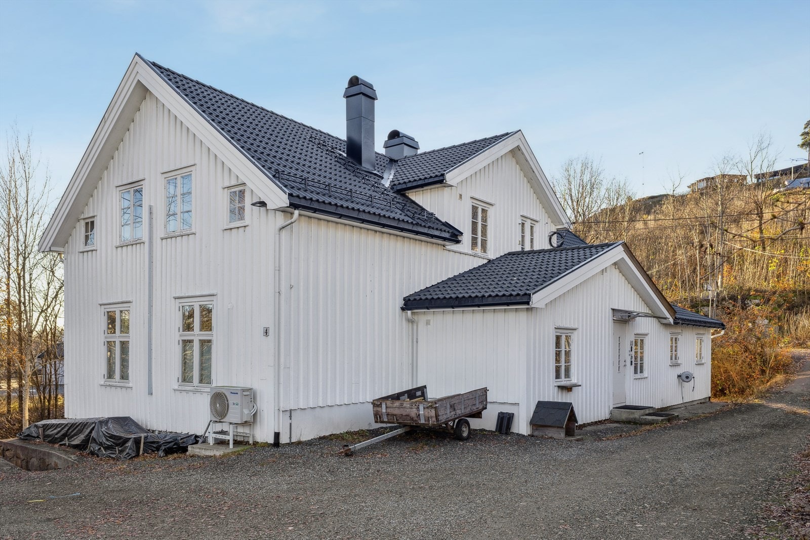 Velkommen til Løvåsveien 4! Selveierleilighet i byggets 1. etasje med enkel adkomst. Galleribilde