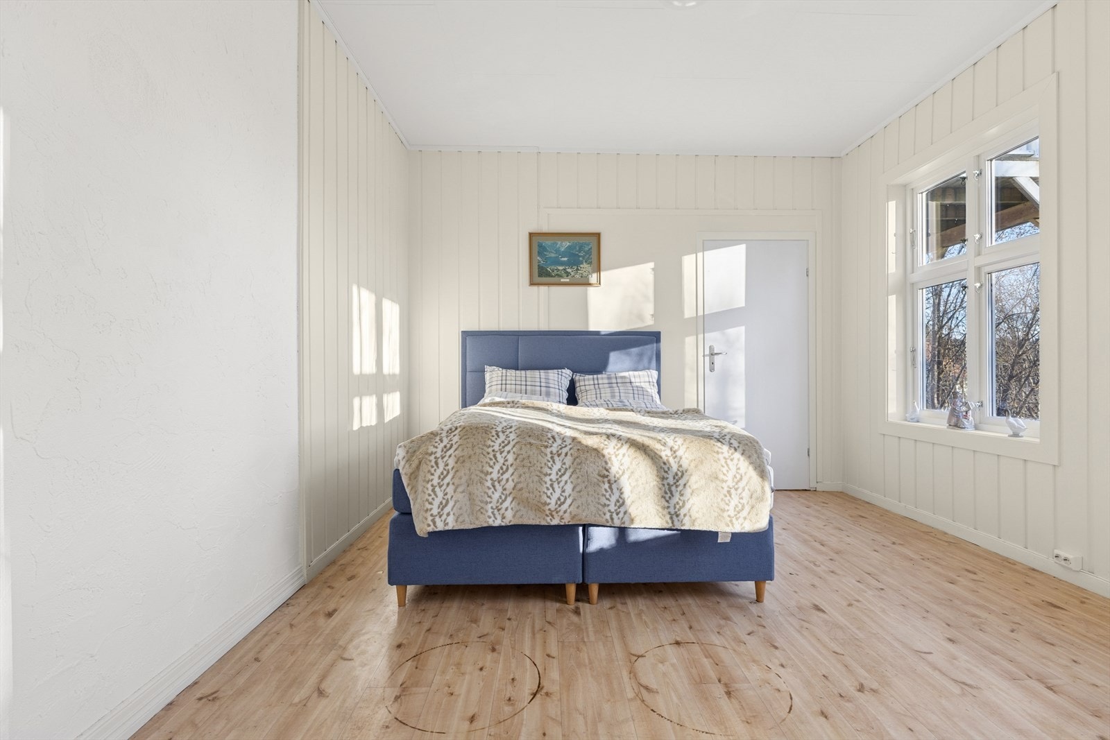 Soverom nr. 2 med god plass til dobbeltseng og tilhørende møbler. Galleribilde