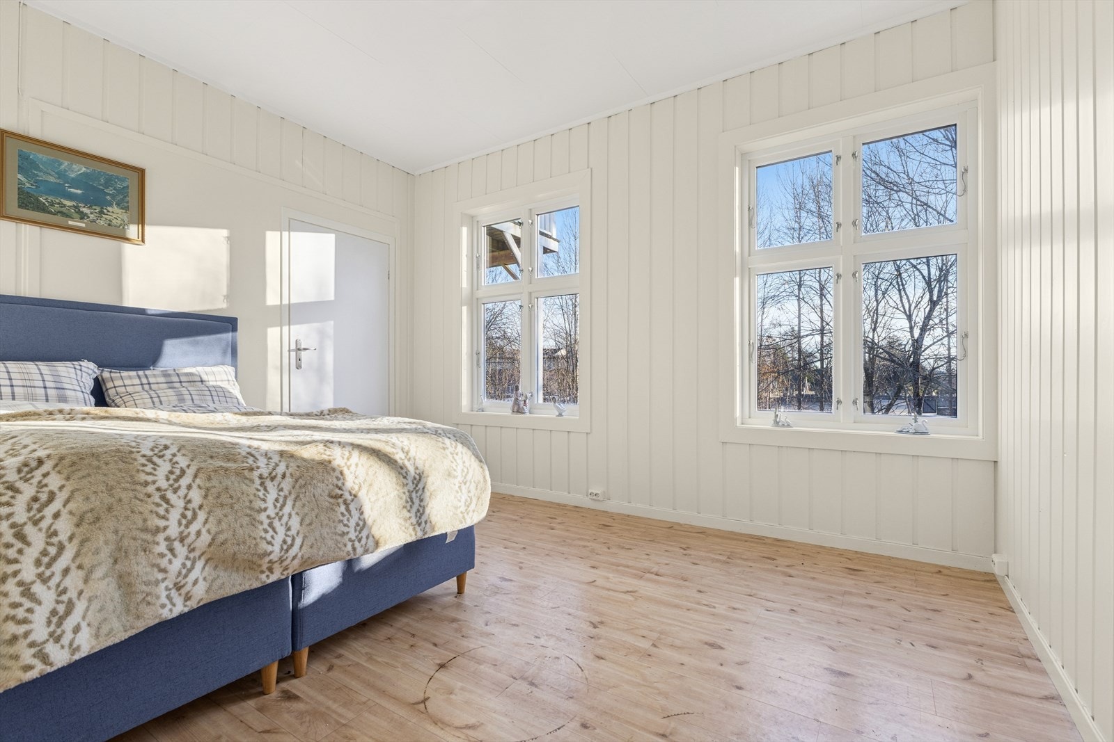 Store vindusflater gir fint naturlig lys inn og utsyn. Galleribilde