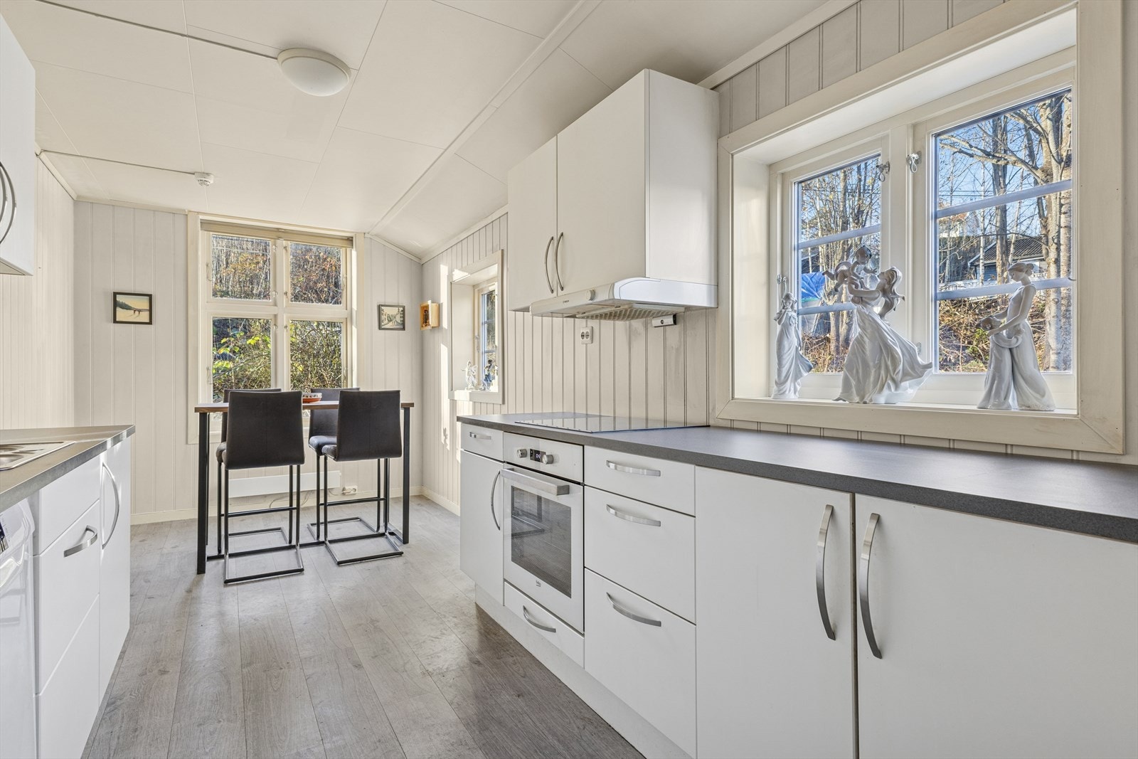 Praktisk kjøkken med god plass til spisebord. Galleribilde