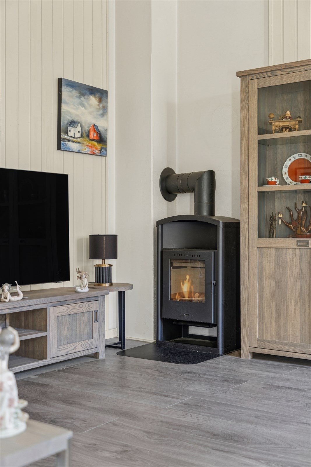 Panelvegger og laminatgulv gir en praktisk og stilren overflate. Galleribilde