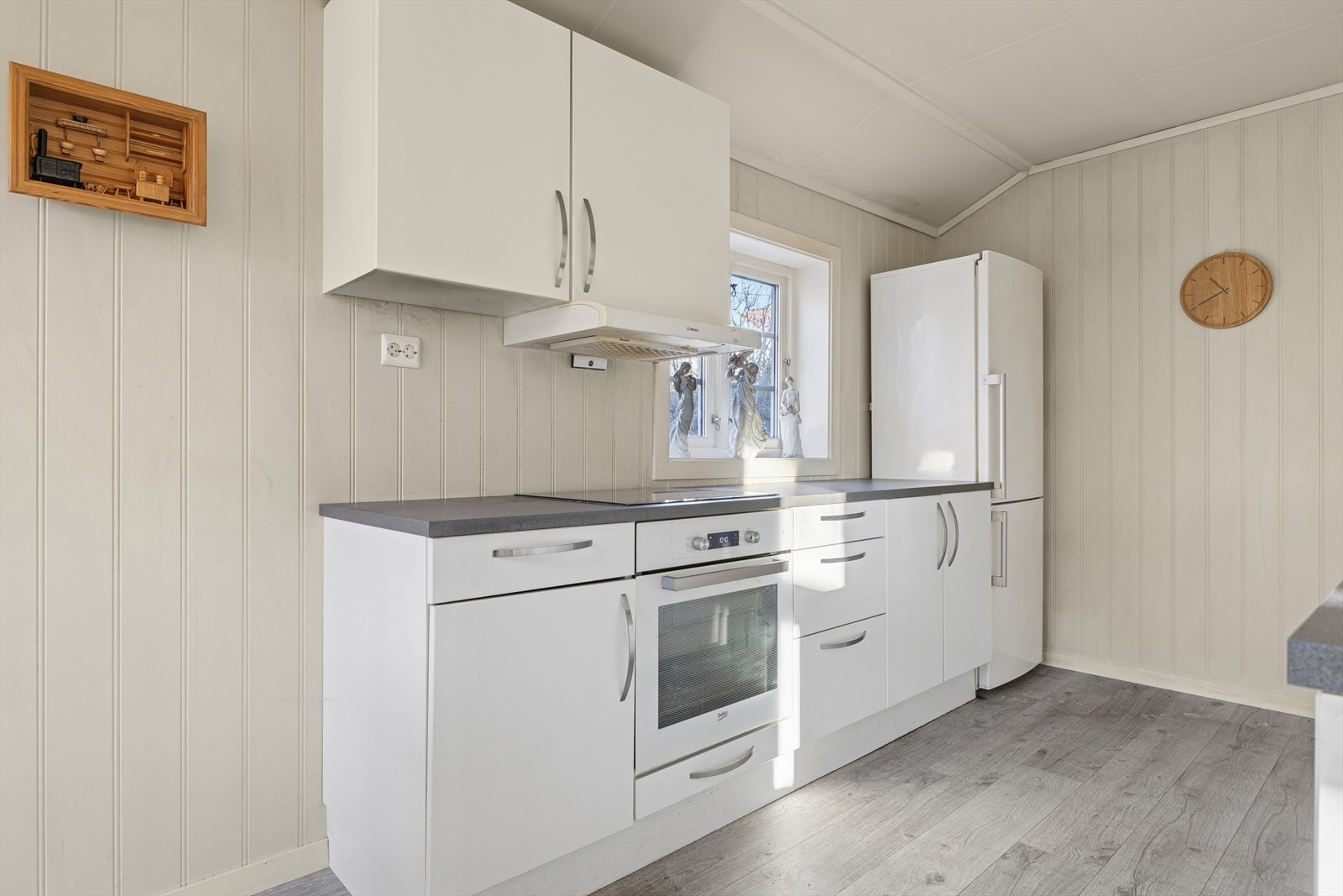 Integrert platetopp, stekeovn og oppvaskmaskin. Galleribilde