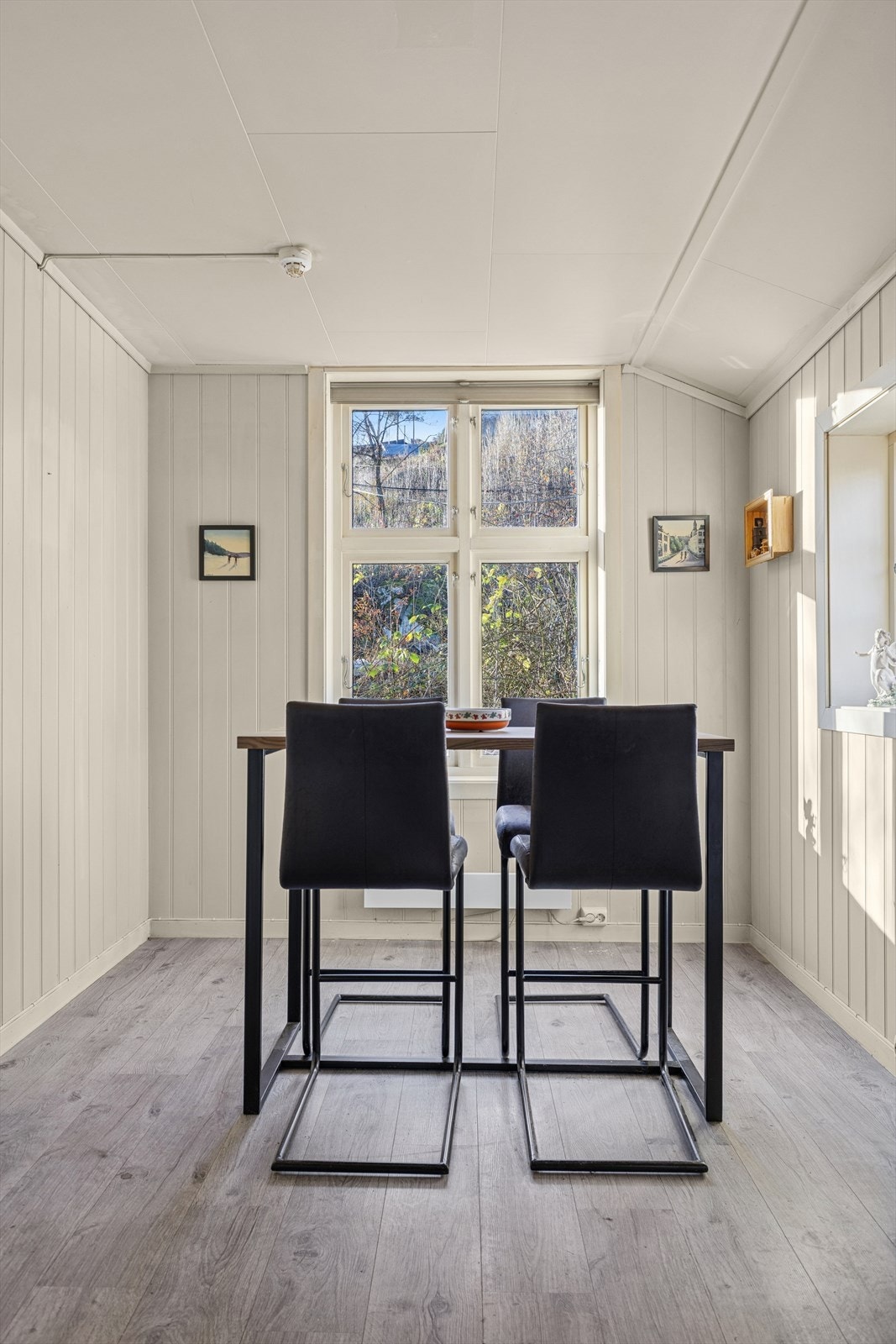 Plass til spisebord ved vinduet gir en lys spiseplass med hyggelig utsyn. Galleribilde