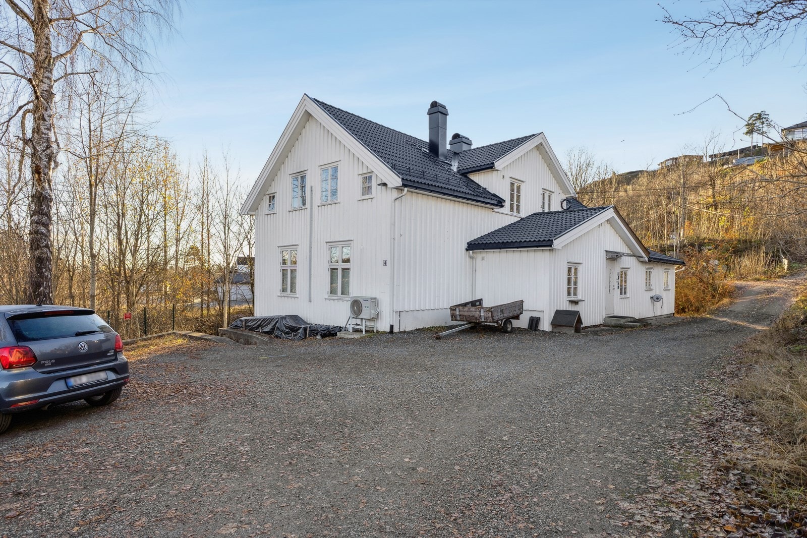 Leiligheten har tilhørende plass til en bil på felles biloppstillingsplass. Galleribilde