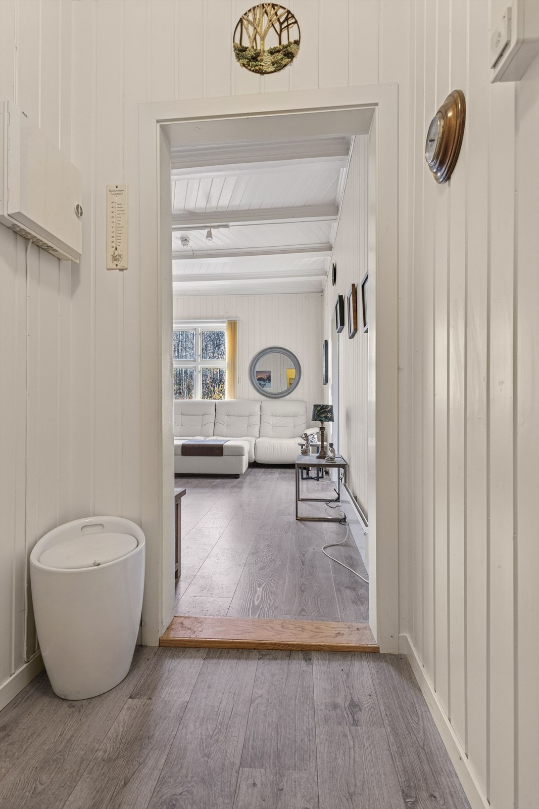 Malte panelvegger og laminatgulv gir et klassisk preg til entréen. Galleribilde