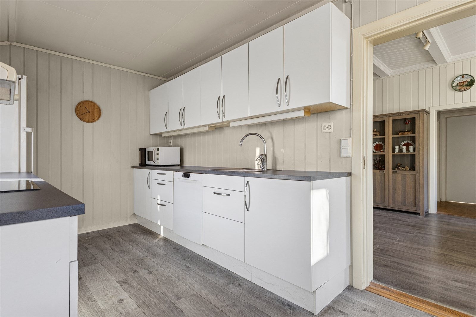 Kjøkkenet har innredning med slette hvite fronter. Galleribilde