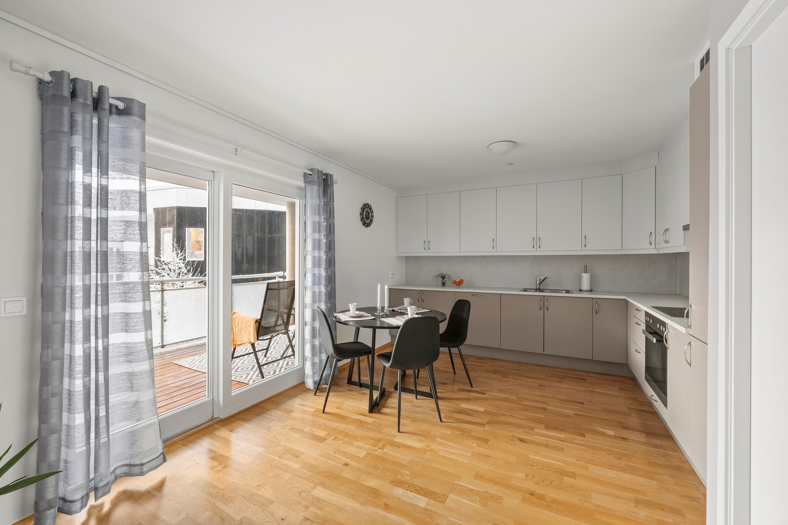 Stilrent og praktisk kjøkken med god plass til spisebord Galleribilde